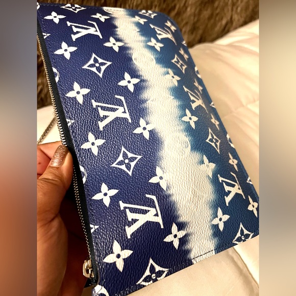 🔥SUPER SALE REDUCTION🔥✅PRICE FIRM✅ AUTHENTIC Louis Vuitton Blue Escale Wristlet - Picture 5 of 17